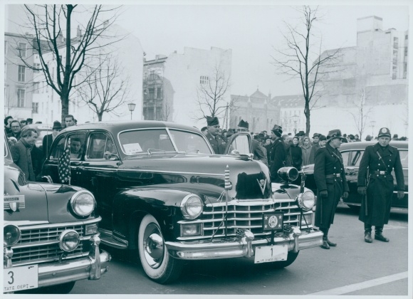 Photo Berlin, Bert Sass, four-party conference 1954, Cadillac, Berlin police officers, US soldiers