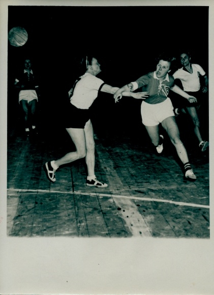 Photo Berlin Prenzlauer Berg, indoor handball, Humboldt versus rotation, February 23, 1952, Seelenbinder Halle