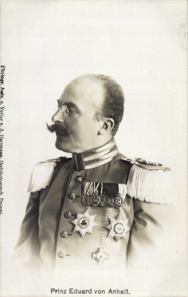 Ak Prinz Eduard von Anhalt, Portrait im Profil, Uniform, Orden