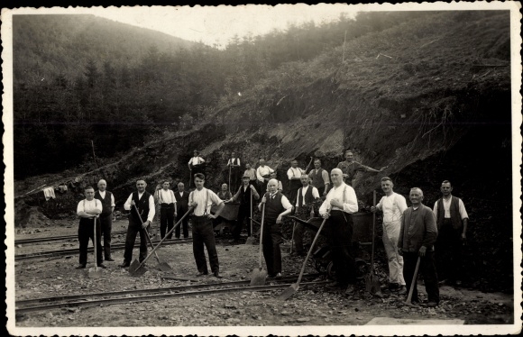 Postcard Bad Grund im Harz, high moor bath in the Harz Mountains, workers with shovels