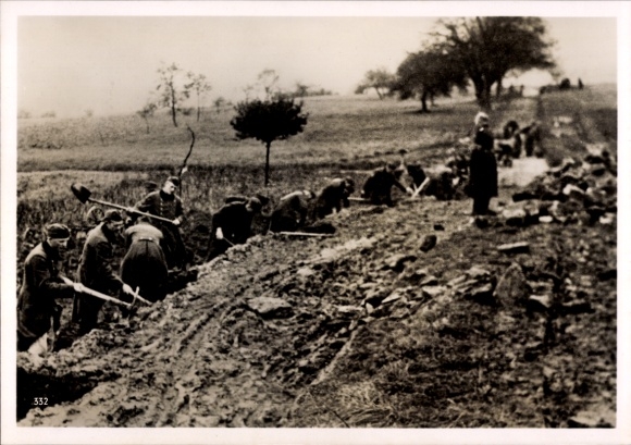 Foto Heinrich Hoffmann, Gruppen des RAD bauen Wege aus um Nachschub zu sichern, November 1939