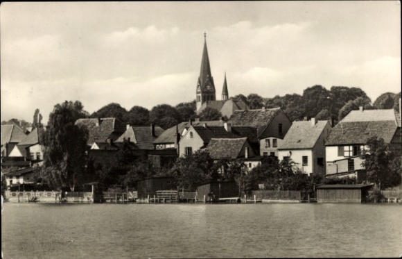 Ak Malchow in Mecklenburg, Teilansicht vom Wasser aus, Kirche