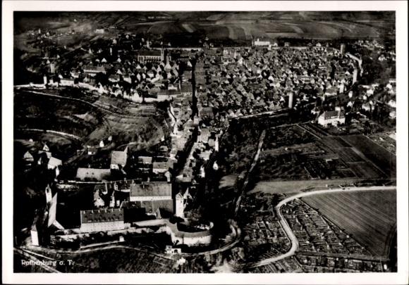 Ak Rothenburg ob der Tauber Mittelfranken, Luftaufnahme, mittelalterliche Stadt, Gebäude und Feld
