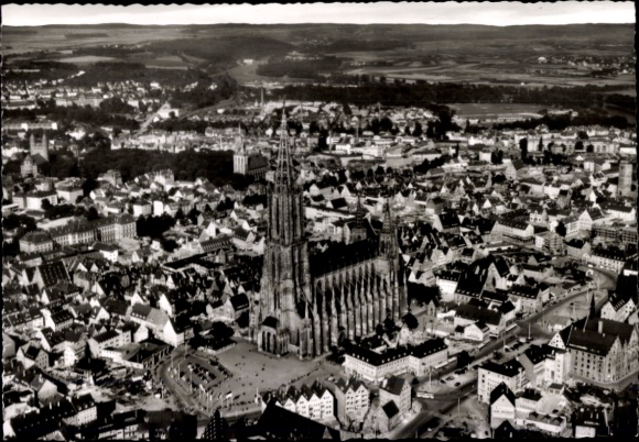 Ak Ulm an der Donau, Luftaufnahme von  Ulmer Münster, Stadtansicht,  Architektur