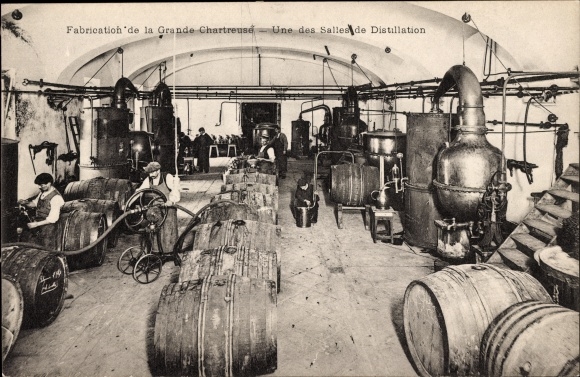 Postcard Saint-Pierre-de-Chartreuse, Fabrication de la Grande Chartreuse, Une des Salles de Distillation