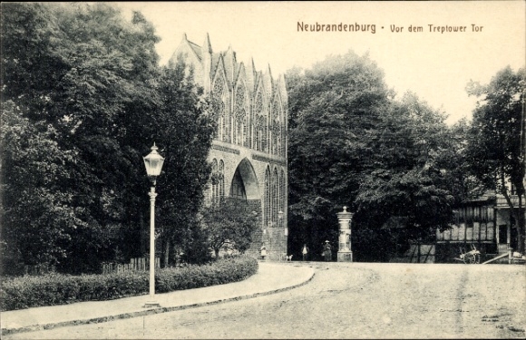 Ak Neubrandenburg in Mecklenburg,  Vor dem Treptower Tor, gotische Architektur, Laterne