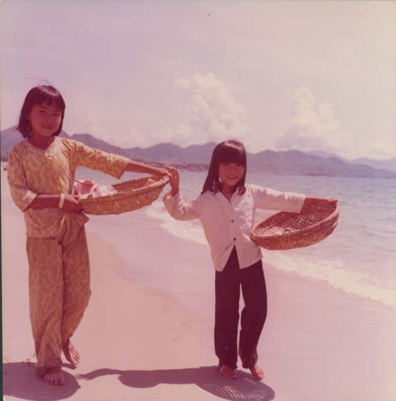Foto Hans Joachim Spremberg, Vietnam, Mädchen aus Nha Trang am Strand, 1975