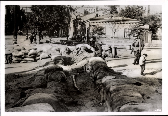 Photo Hoffmann, H., Trenches and barricades in the main streets of Kiev, Wehrmacht soldiers, Sep. 1941