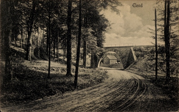 Ak Elend Oberharz am Brocken, Waldlandschaft, Brücke, Straße, nbeschriftung: Elend