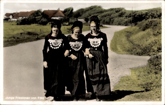 Postcard Young Frisians from Föhr, traditional costumes East Frisia