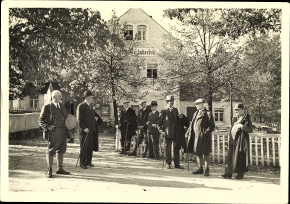 foto Ak Wartha Königswartha in Oberlausitz?, mannen voor een taverne, wandelaars