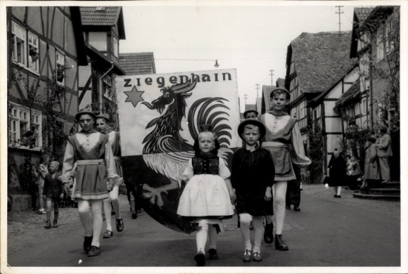 foto Ak Ziegenhain Schwalmstadt in Hessen, parade, kinderen in klederdracht, wapenschild