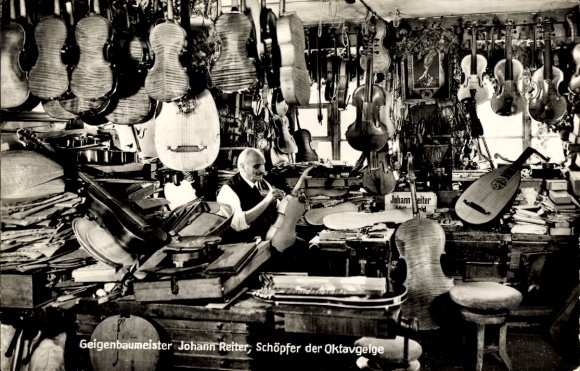 Ak Mittenwald Oberbayern, Geigenbaumeister Johann Reiter, Schöpfer der Oktavgeige, Werkstatt