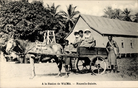 Postcard Waima New Guinea Indonesia, A la station, Missionnaires, Neophytes