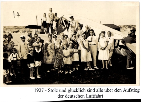 foto Ak Noordzeebadplaats Wangerooge in Oost-Friesland, groepsfoto voor een passagiersvliegtuig, 1927