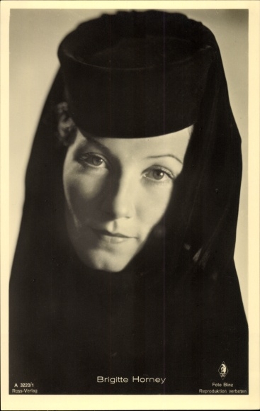 Postcard actress Brigitte Horney, Ross Verlag A 3220 1, portrait, hat with veil