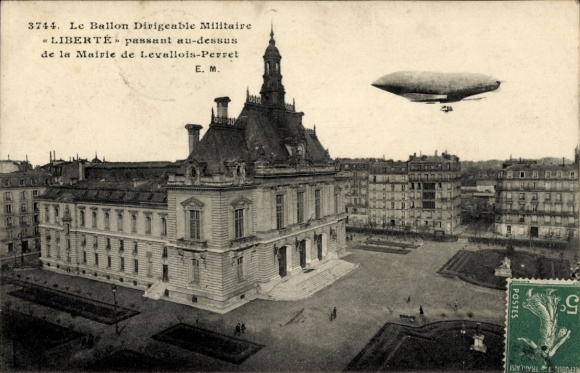 Ak Levallois Perret Hauts de Seine, Militärluftschiff LIBERTÉ überfliegt das Rathaus