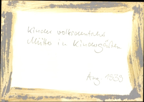 Fot. H. Hoffmann, Przedszkole dla dzieci etnicznych uchodźców niemieckich, akordeon, sierpień 1939 r