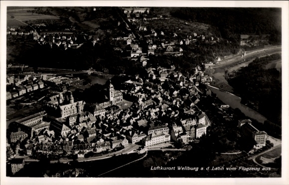 Ak Weilburg an der Lahn Hessen, Luftaufnahme von  Stadtansicht, Landschaft, Fluss
