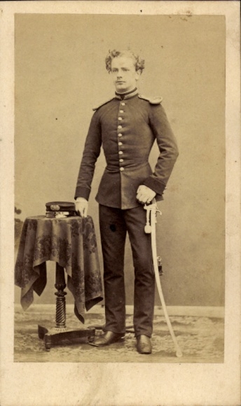 CdV Young man in uniform, standing portrait, saber
