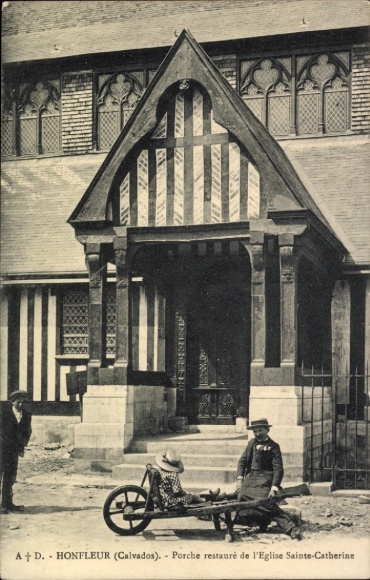 Ak Honfleur Calvados, Porche restauré de l'Eglise Sainte-Catherine,  Architektur, zwei Personen