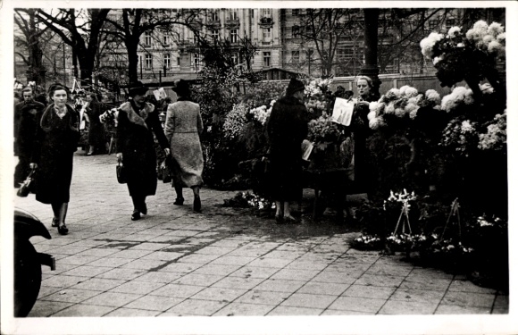 Postcard Berlin Tiergarten, Berlin types, flower woman at Potsdamer Platz