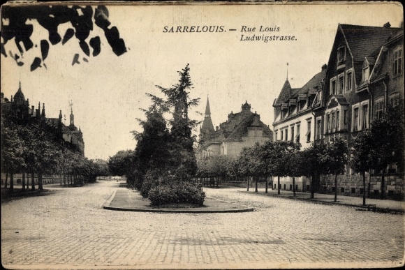Postcard Saarlouis in Saarland, view of Ludwigstrasse, Rue Louis, residential buildings