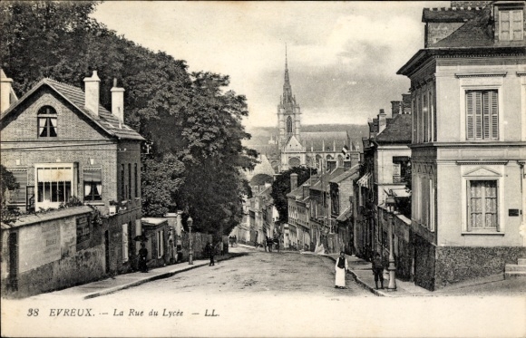 Postcard Évreux Eure, street with houses, church tower, wooded hills, nostalgic atmosphere