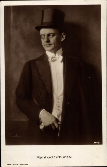 Postcard actor Reinhold Schünzel, standing portrait, cylinder, Ross 361/1