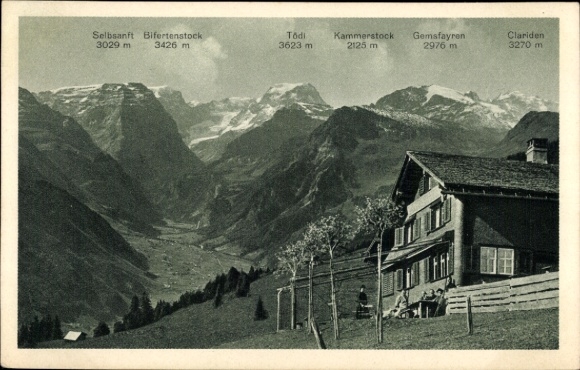 KP Braunwald Kanton Glarus, krajobraz górski z kilkoma szczytami, dom z muru pruskiego, krzesło drewniane