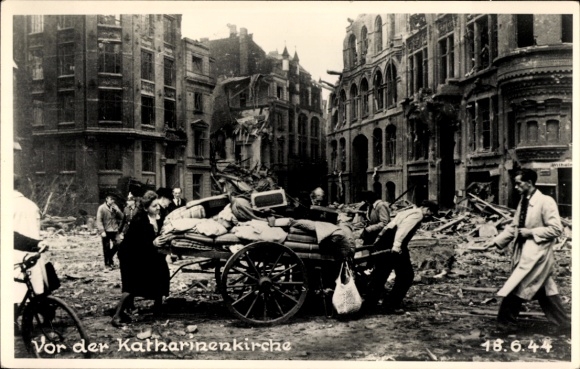 Photo Postcard Hamburg Mitte Altstadt, in front of St. Catherine's Church, building ruins, war damage 1944