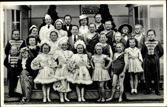 Postcard CH Schäfers Circus Stadt Liliput, costumes, group photo, midgets