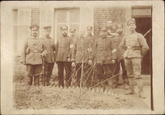 Photo Postcard Bischofswerda in Saxony, soldiers in uniform, paramedics