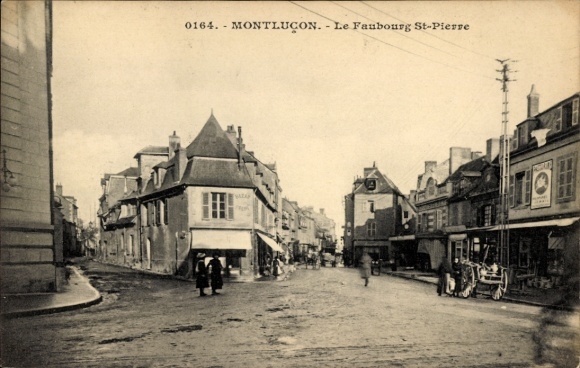 Postcard Montluçon Allier, Le Faubourg St-Pierre street, buildings, people on the street