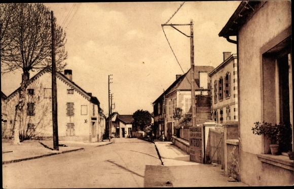 Postcard Etroussat Allier, La Rue de la Poste