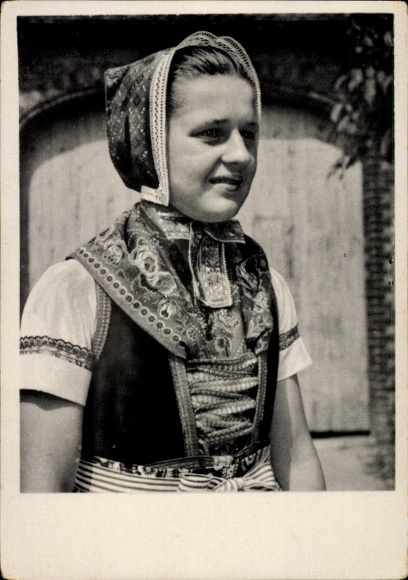 Postcard Schleife in Upper Lusatia, girl in Wendish costume