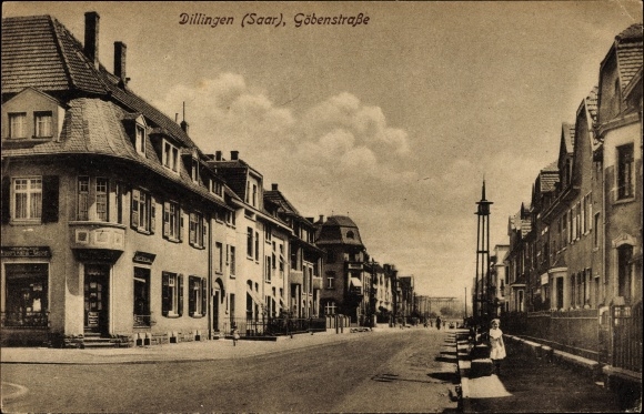 Postcard Dillingen in the Saarlouis district, view of Göbenstrasse, coffee shop, houses, girls
