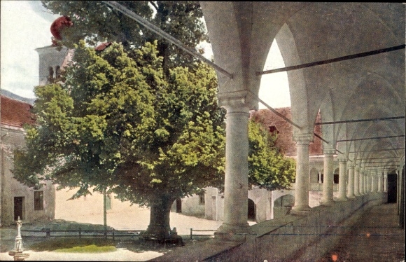 Postcard Millstatt am See Carinthia, cloister, large green tree, columns, quiet courtyard