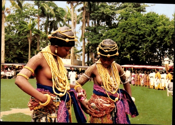 Ak Ghana, Dipo, Zeremonie, Frauen mit Schmuck