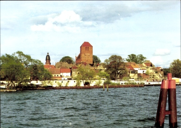 Ak Waren an der Müritz, Wasseransicht, Stadtansicht, Altstadt, Kirchturm