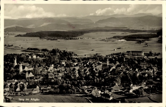 Ak Isny im Allgäu, Luftaufnahme von Isny, ländliche Umgebung, Berge im Hintergrund