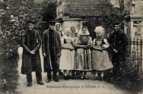 Postcard Schleife in Upper Lusatia, Wendish churchgoers, group in traditional costume