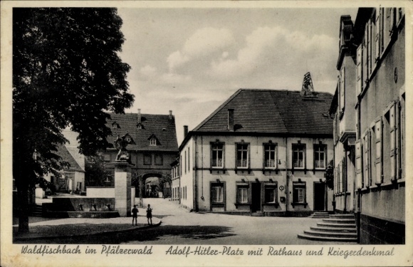 Ak Waldfischbach Burgalben im Pfälzerwald, Adolf Hitler Platz mit Rathaus und Kriegerdenkmal