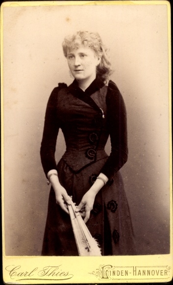 CdV woman portrait, lady with fan