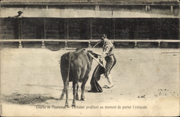 Ak Stierkampf, Course de Taureaux, Toreador profilant au moment de porter l'estocade