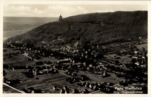 Ak Porta Westfalica an der Weser, Fliegeraufnahme von  Hügel mit Kirche, Wohngebiete
