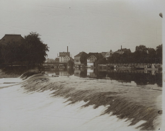 Original photo of Schweinfurt, Main section with lead weir, around 1900