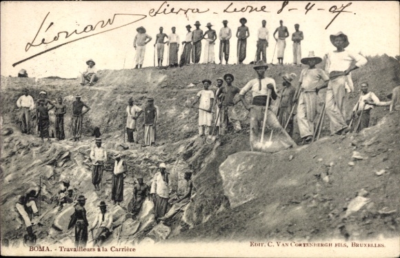 Ak Freetown Sierra Leone, Arbeiter in der Steinbrüche, Gruppe auf einer Erhebung, Landschaft, tei
