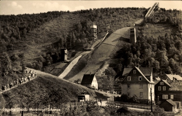 Ak Lauscha in Thüringen , Marktlegel-Schanze, Landschaft mit Häusern und Menschen, Skisprungschan