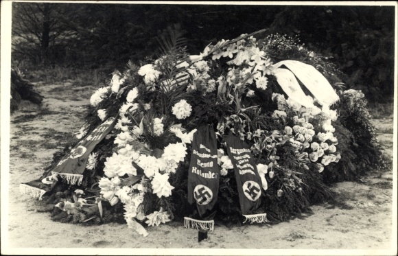 Photo Postcard Jagel in Schleswig Holstein, Grab von Benno Kolander 1942, Grabschmuck